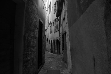 Obraz premium narrow street in the old town, with a vintage lamp.