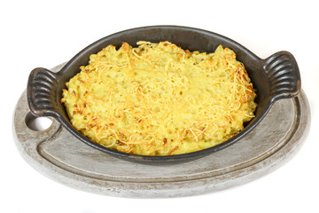 gratin de pâtes (coquillettes) sur un fond blanc