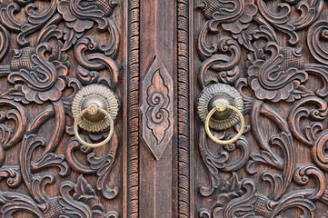 Features of carved wooden doors and metal doorrings in Chinese classical architecture