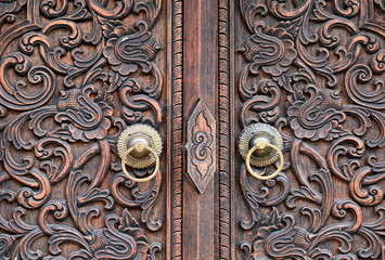 Features of carved wooden doors and metal doorrings in Chinese classical architecture