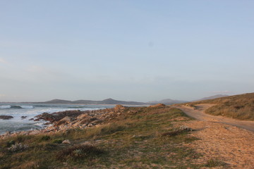 Sendero en la playa de O Vilar, del parque natural de Ribeira 
