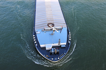 Binnenschiff von oben fotografiert