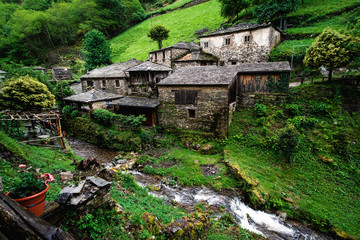 Fototapeta na wymiar Antiguo pueblo de Os Texois en medio del monte en Asturias, Norte de España.