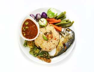 Fried rice with shrimp paste, fried fish and vegetables boiled in a white dish.