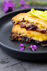Croque monsieur végétarien aux oignons caramélisés  