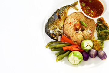 Fried rice with shrimp paste, fried fish and vegetables boiled in a white dish.
