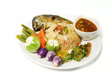 Fried rice with shrimp paste, fried fish and vegetables boiled in a white dish.