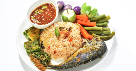 Fried rice with shrimp paste, fried fish and vegetables boiled in a white dish.