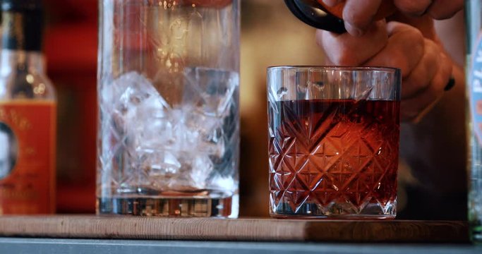 La Pr&eacute;paration de Cocktails Negroni
