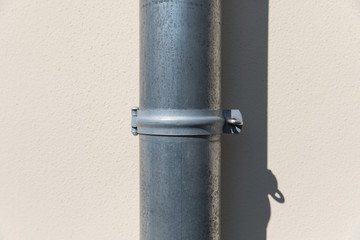 Neu verlegte Dachentwässerung and Hauswand, nah