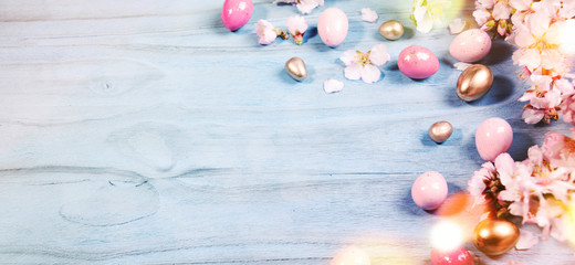 Easter background with Easter eggs and spring flowers