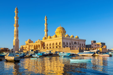 Mosque with fishing boats at sea in egypt - obrazy, fototapety, plakaty