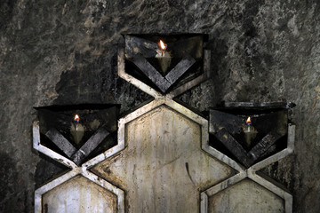 zaratusztriański wieczny ogień płonący od setek lat w świątyni zaratusztriańskiej w iranie © KOLA  STUDIO