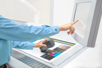 オフセット印刷において印刷濃度を測定、モニターを操作するオペレーター。 - obrazy, fototapety, plakaty