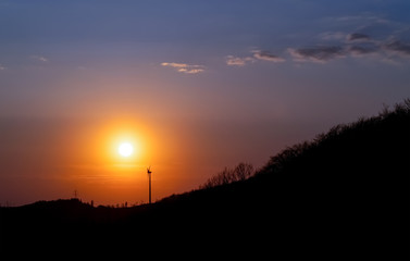 Windrad Horizont Sonnenuntergang Sauerland Deutschland Energiewende Klima Ökologie Erneuerbare Energie Windkraft Rotor Stromerzeugung grün Silhouette Himmel Farbverlauf Aufbruch Power Anlage Pylon