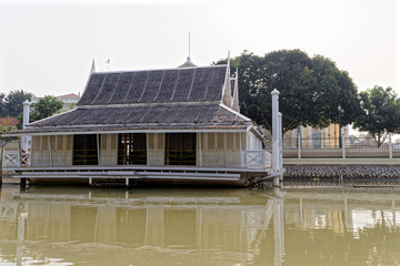 Naklejka premium Temple along the Chao Phraya River
