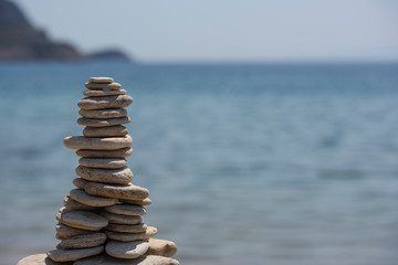 Fototapeta na wymiar Piedras de mar alineadas en una fila en la playa.