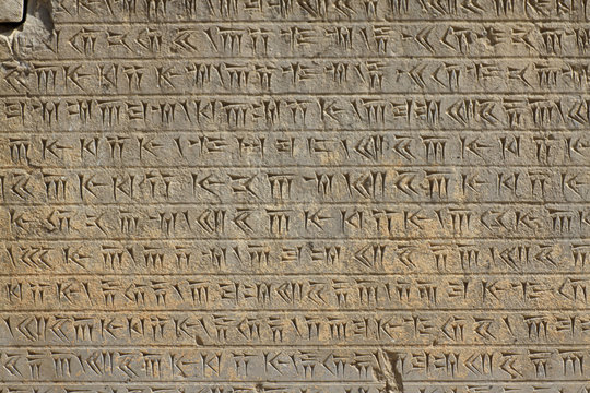 kamienna tablica z wyrytym starym tekstem w języku perskim w persepolis w iranie