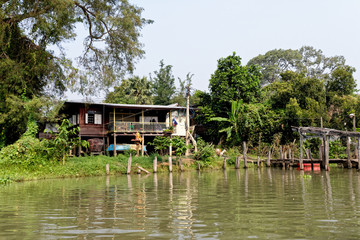 Obraz premium Traditional Thai house by the water