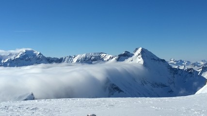 Berge, blauer Himmel und schleichender Nebel