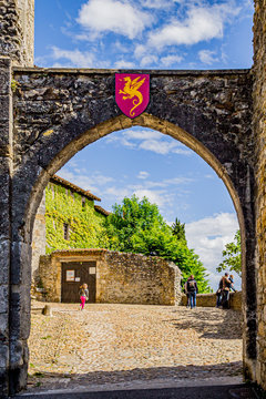 Porte de P&eacute;rouges