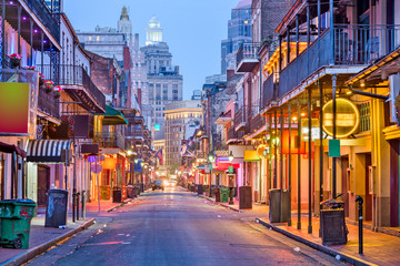 Bourbon St, New Orleans, Louisiana, USA cityscape of bars and restaurants at twilight. - obrazy, fototapety, plakaty