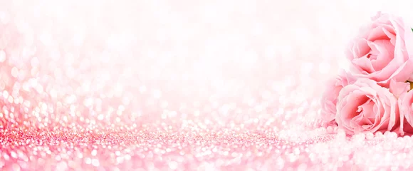 Selbstklebende Fototapeten Rosa Rosenstrauß und Perlen auf abstraktem Unschärfepastellhintergrund. Hochzeitsblumen und heller Bokeh-Glitzerhintergrund. © hitdelight