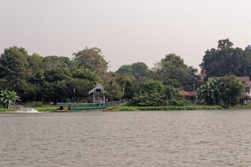 Obraz premium Traditional Thai house by the water