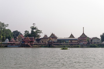 Obraz premium Temple along the Chao Phraya River