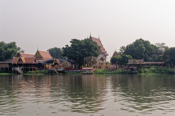 Fototapeta na wymiar Temple along the Chao Phraya River