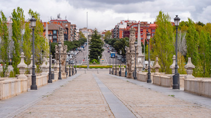 Obraz premium Madrid,spain-04/06/20 empty streets toledo bridge in madrid during the covid 19 coronavirus pandemic