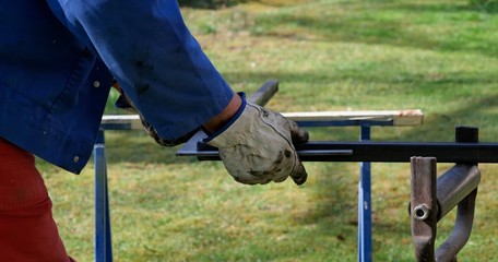 Handwerker beim Autogenschwei&szlig;en Eisen Flamme