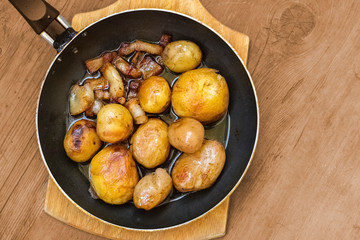 golden round fried potatoes with pork fat in a pan, rustic style. flat lay. Copy space. view from above