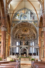 Fototapeta na wymiar The inner central hall of the Duomo Cattedrale di S. Maria Matricolare cathedral in Verona, Italy