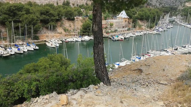 La calanque de Port Miou près de Cassis, et les bateaux amarrés le long des berges.