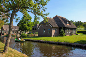 Fototapeta na wymiar Giethoorn Canal with house and boat