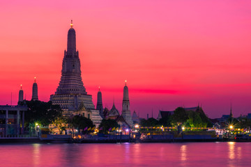 Fototapeta premium BANGKOK, THAILAND, 8 JANUARY 2020: the Temple of wat Arun at twilight