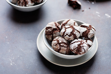 crinkle cookies in icing sugar