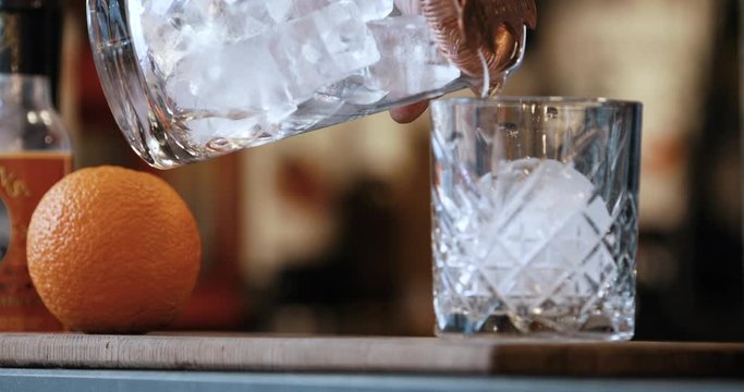 La Pr&eacute;paration de Cocktails Negroni