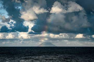 Obraz premium Rainbow over Stromboli