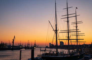 Landungsbr&uuml;cken promenade hamburg