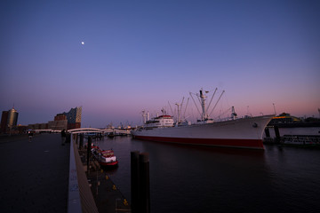 Landungsbr&uuml;cken promenade hamburg