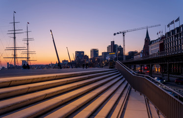 Landungsbr&uuml;cken promenade hamburg