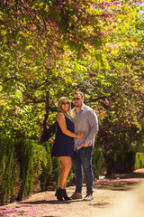 Obraz premium young couple walking in the park