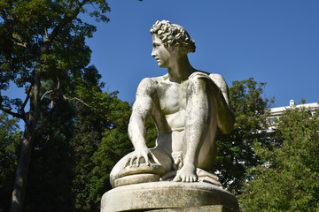 Fototapeta na wymiar Statue du jardin du Luxembourg à Paris, France