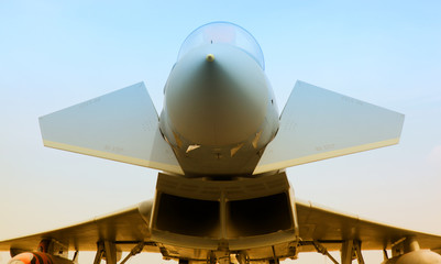 samolot bojowy Eurofighter Typhoon stacjonujący na płycie lotniska - obrazy, fototapety, plakaty