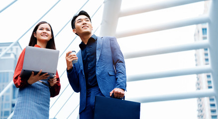 Asian business men and women stand together to talk with happy smile at the successful work of teamwork. That has good planning Work off-site. Job placement Or the current and future unemployment rate © Rapeepat