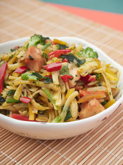fideos orientales con verduras brócoli pimiento servidos en bol