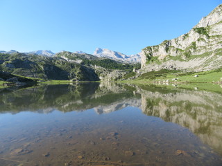 Fototapeta na wymiar Beautiful mountain lake with clean water and a very nice landscape