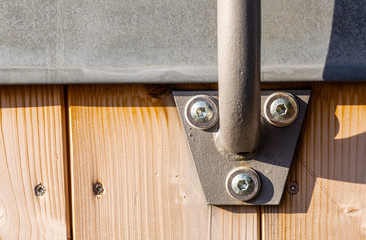 Elementy motazowe mostu. Konstrukcja stalowa. Sruby i wsporniki. Zamocowanie desek. Drewniana...